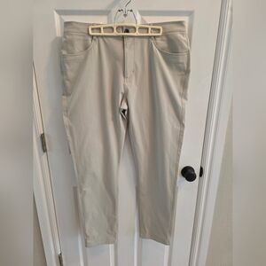 Vuori Meta Pant Athletic Slim Fit 30", with a tapered leg